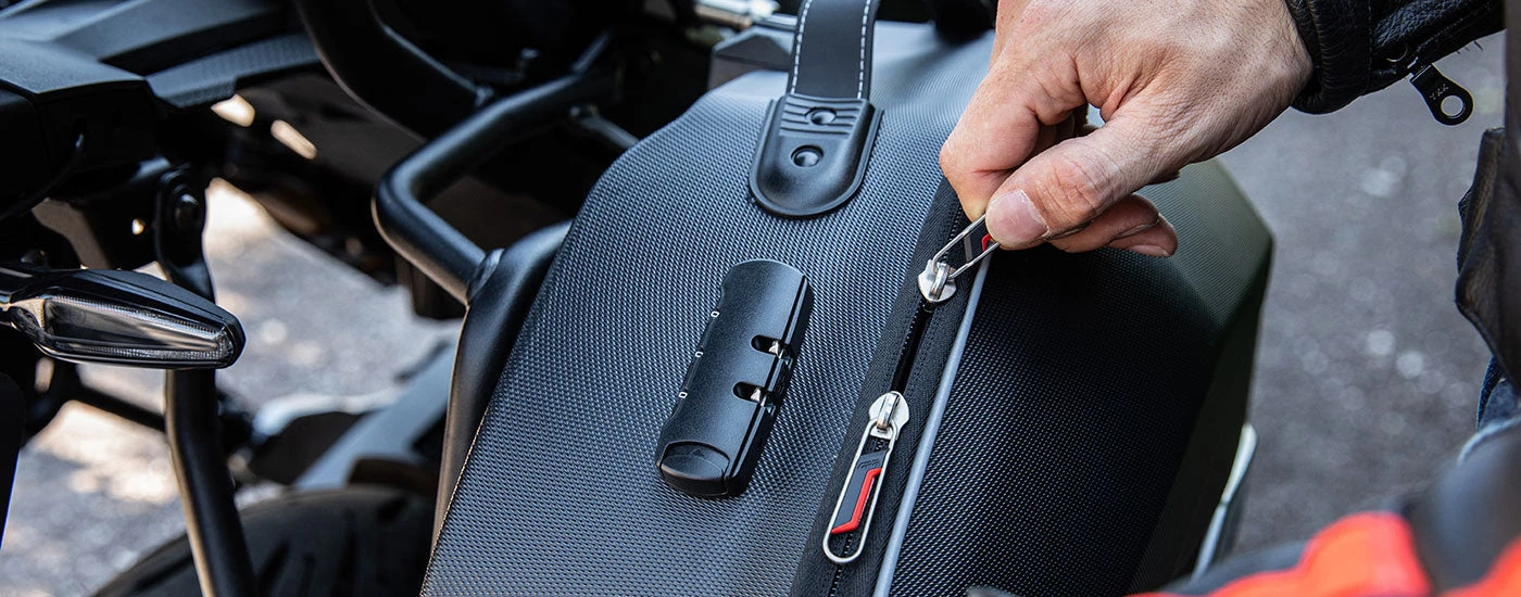 Givi Weightless Thermoformed Soft Panniers (Pair) - 25 Litres 10 Givi Weightless Thermoformed Soft Panniers (Pair) - 25 Litres - Image 8