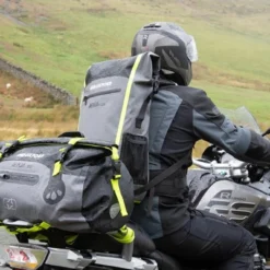 Oxford Aqua T-30 Roll Bag Black Fluo -Highnoteperformance Store Oxford Aqua Luggage Lifestyle Image 3